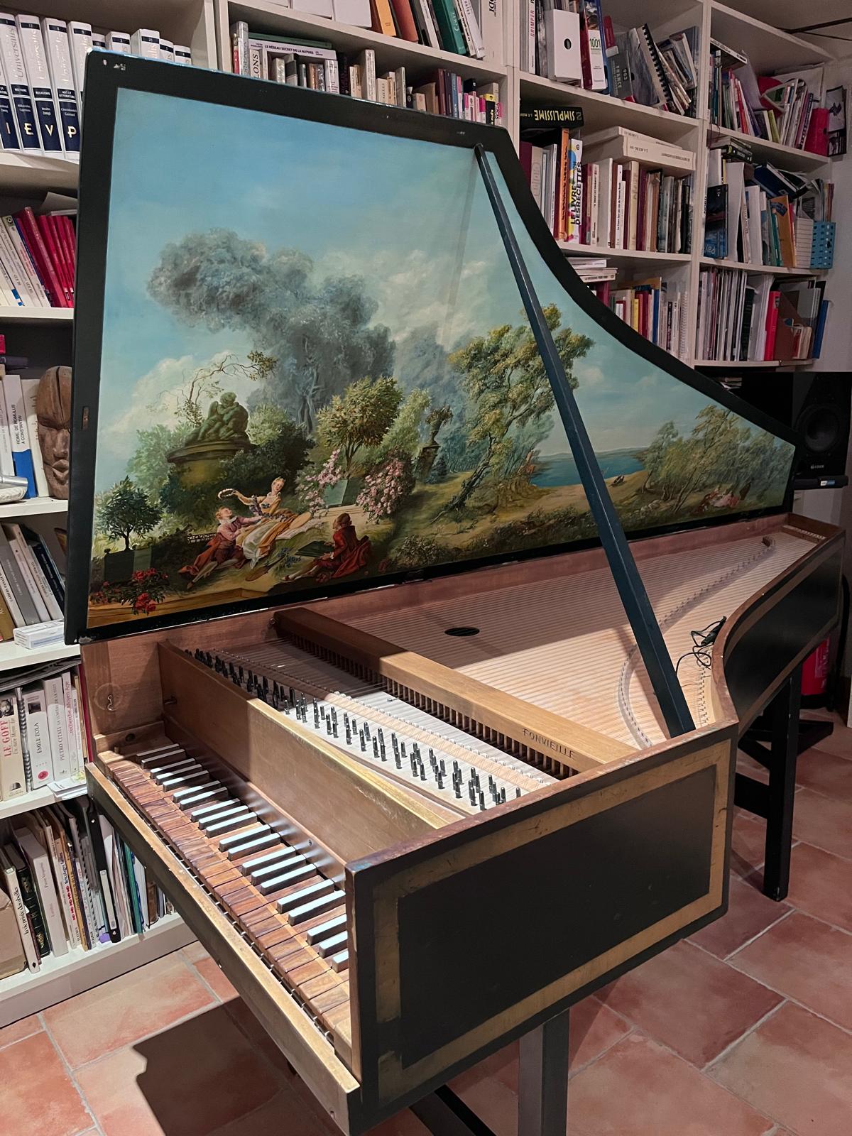 Clavecin décoré, ouvert, avec son couvercle peint