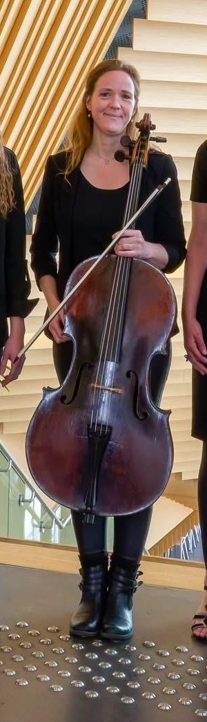 Marie-Hélène Konik avec son violoncelle